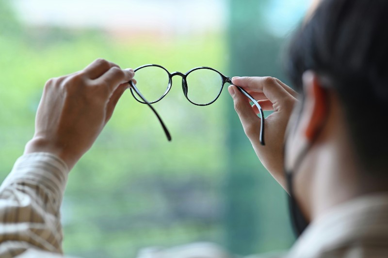 Reasons Why Your Glasses Are Always Get Dirty