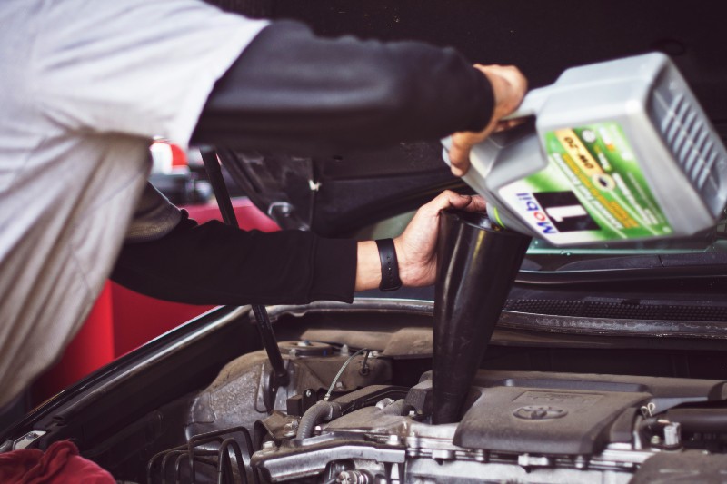 The Mechanic Pour Engine Oil