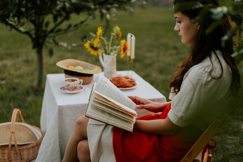 a woman read book